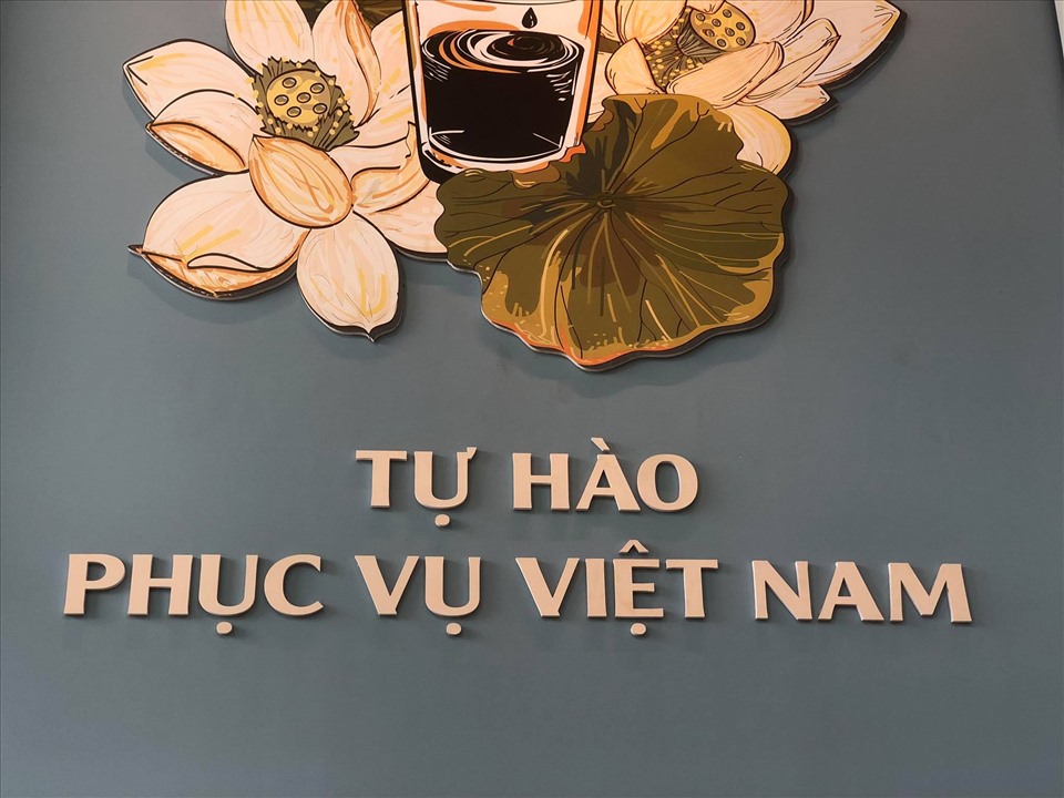 Triết lý kinh doanh của Highlands Coffee là “tự hào phục vụ Việt Nam“. Ảnh: C.N
