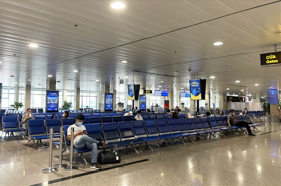 Do dịch bệnh tại TPHCM đang diễn biến phức tạp nên người dân hạn chế di chuyển. Cũng vì lẽ đó mà tại sân bay Tân Sơn Nhất luôn thưc thớt, vắng vẻ. Những băng ghế chờ chỉ có lác đác hành khách.