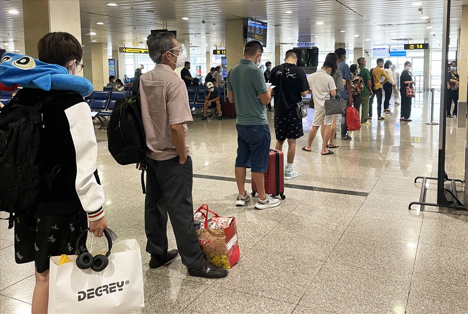 Trong suốt thời gian có mặt tại sân bay Tân Sơn Nhất, hành khác liên tục được nhắc nhở bởi loa sân bay và nhân viên sân bay về việc giữ khoảng cách 1,5m.