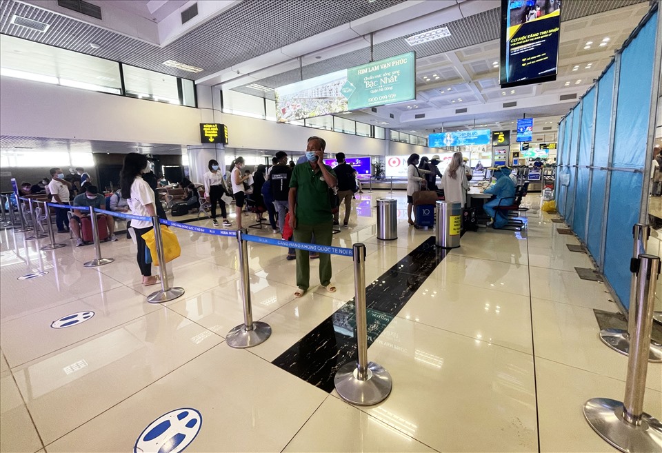 Khi vừa hạ cánh xuống sân bay Nội Bài (Hà Nội), tất cả các hành khách có chuyến bay xuất phát từ TPHCM sẽ được phát phiếu điều tra thông tin người về từ TPHCM tại sân bay Nội Bài. Tiếp đó, hành khách sẽ được nhân viên sân bay hướng dẫn di chuyển vào một khu vực riêng của sảnh đến để điền thông tin và lấy mẫu.