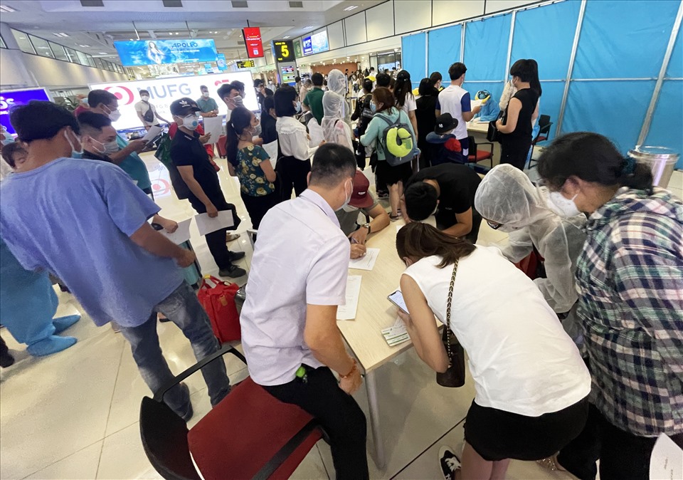 Trong ảnh, toàn bộ hành khách của chuyến bay QH240 (xuất phát từ TPHCM lúc 13h40 và hạ cánh tại sân bay Nội Bài lúc 15h50) đang thực hiện khai báo y tế.