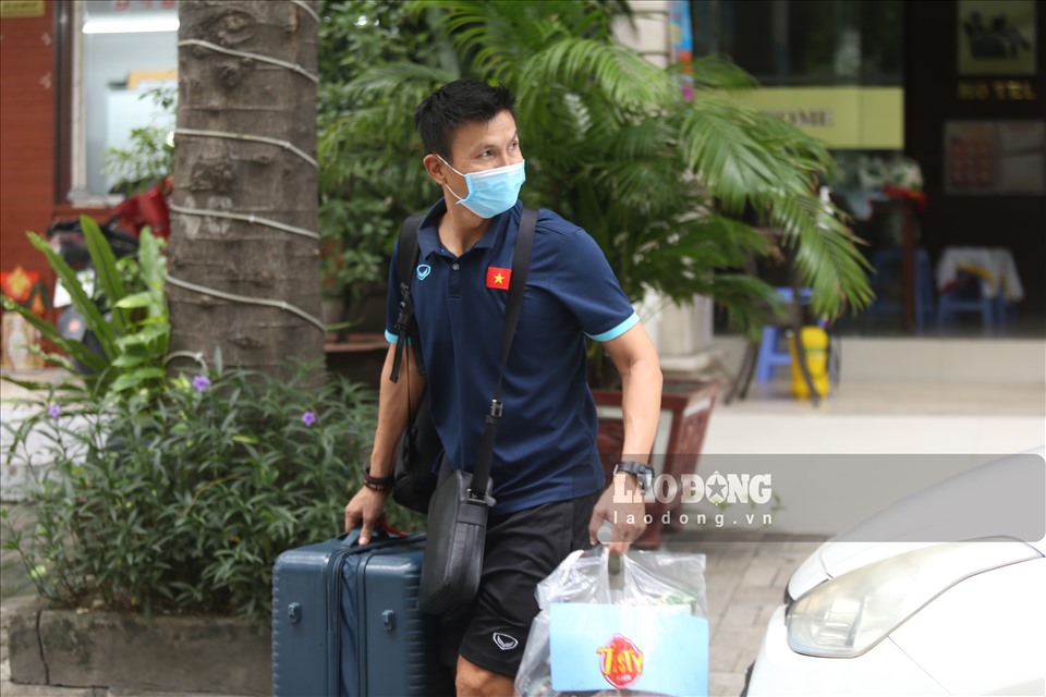 Trước đó, trong sáng 30.6, thủ môn Bùi Tấn Trường cùng trợ lý huấn luyện viên thủ môn Nguyễn Thế Anh đã ra về trước.