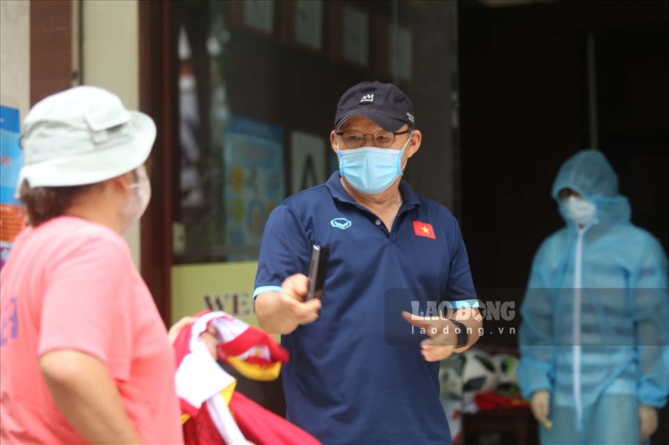 đội tuyển Việt Nam đã chính thức hoàn tất cả 2 giai đoạn cách ly y tế. Trong buổi chiều cùng ngày, các cầu thủ sẽ chia tay nhau để trở về địa phương và hội quân cùng câu lạc bộ chủ quản. Riêng huấn luyện viên Park Hang-seo sẽ về Hà Nội để chuẩn bị tham dự lễ bốc thăm trực tuyến vòng loại thứ 3 World Cup 2022.