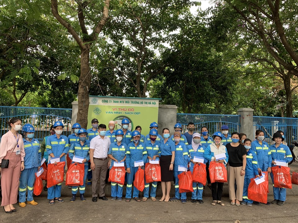Công đoàn Xây dựng Hà Nội trao hỗ trợ cho 33 công nhân lao động đặc biệt khó khăn chiều 30.6. Ảnh: CĐN