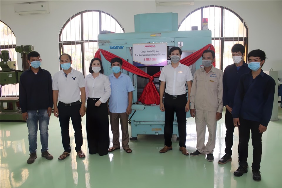 Trường Cao đẳng Nghề Hà Nam đón nhận 01 máy CNC do Công ty Honda Việt Nam trao tặng. Ảnh HVN