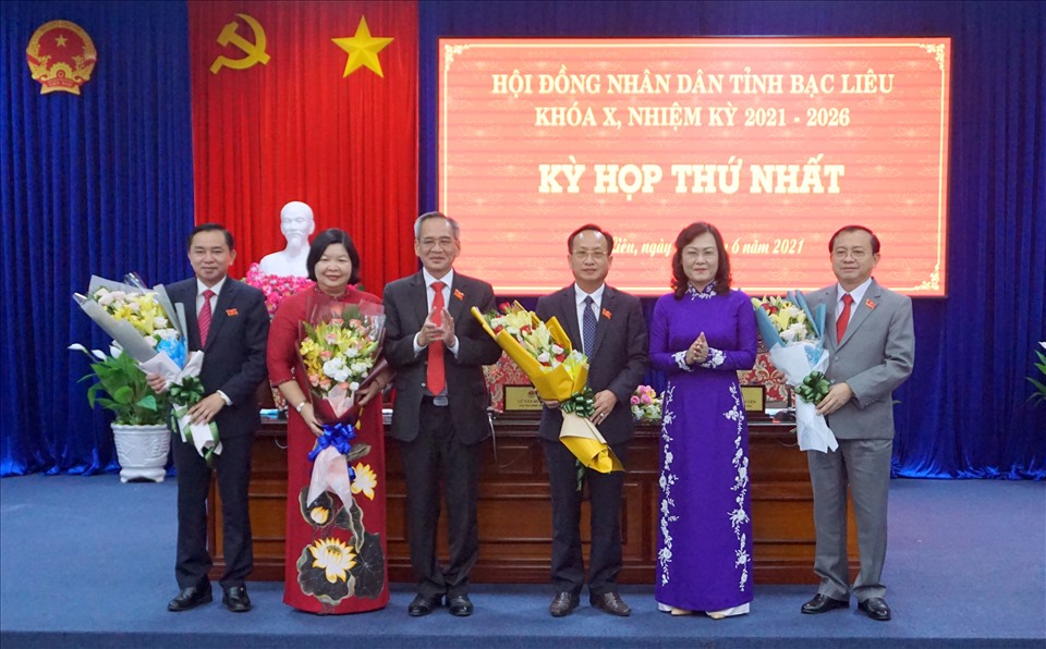 Bí thư Tỉnh ủy Bạc Liêu tặng hoa chúc mừng ông Phạm Văn Thiều được tái cử Chủ tịch UBND tỉnh và các phó chủ tịch UBND tỉnh Bạc Liêu. Ảnh: Nhật Hồ