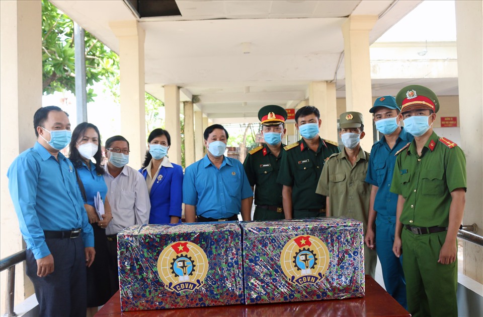 Ông Trần Thanh Việt (thứ năm, từ trái qua)  trao tiền hỗ trợ cán bộ, chiến sĩ tại cơ sở cách ly tập trung đặt tại Khoa Nội B (Bệnh viện Đa khoa Kiên Giang cũ). Ảnh: LT