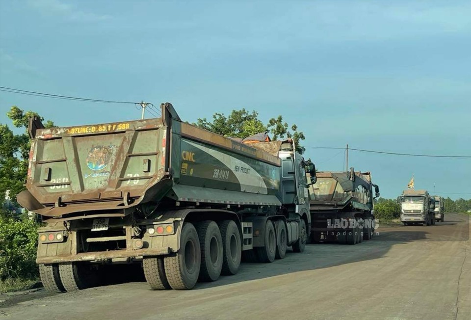 Không khó để bắt gặp những đoàn xe tải cỡ lớn như thế này chở than, clinker từ các bãi tập kết tại khu vực ngoài đê sông Đáy chạy qua KCN Khánh Phú để ra Quốc lộ 10. Ảnh: NT