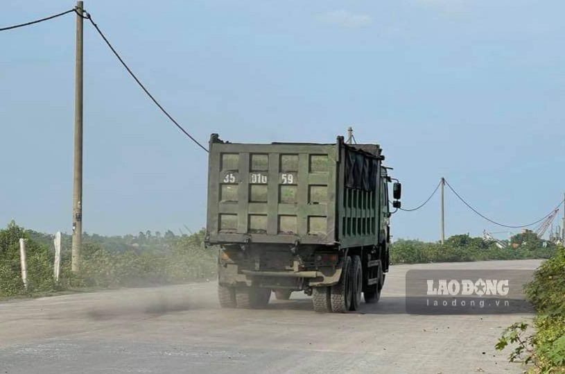 Việc xe quá tải ngày đêm cày xới các tuyến đường trong KCN Khánh Phú cũng là một trong những nguyên nhân chính gây ra ô nhiễm môi trường tại KCN Khánh Phú. Ảnh: NT