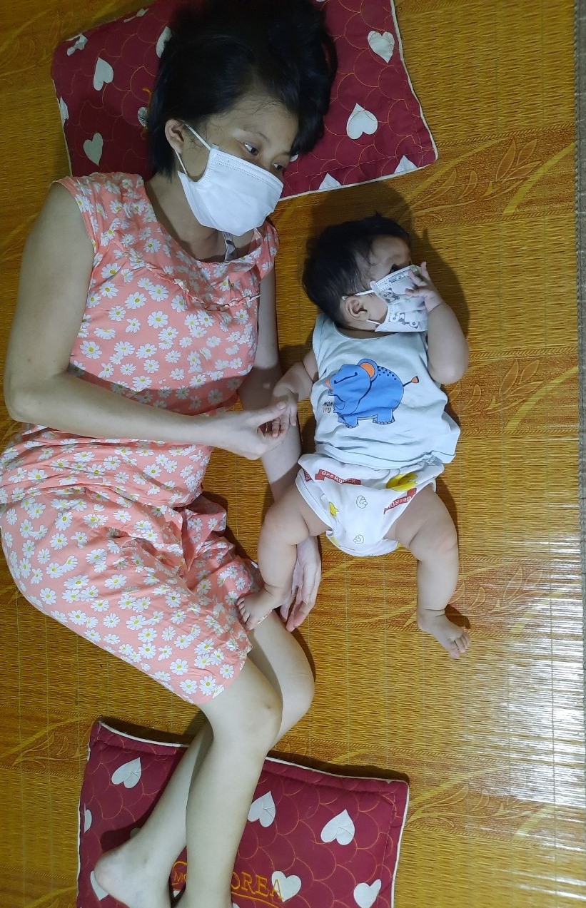 Cô bé Kim Ngân chưa 1 ngày được bú sữa mẹ.