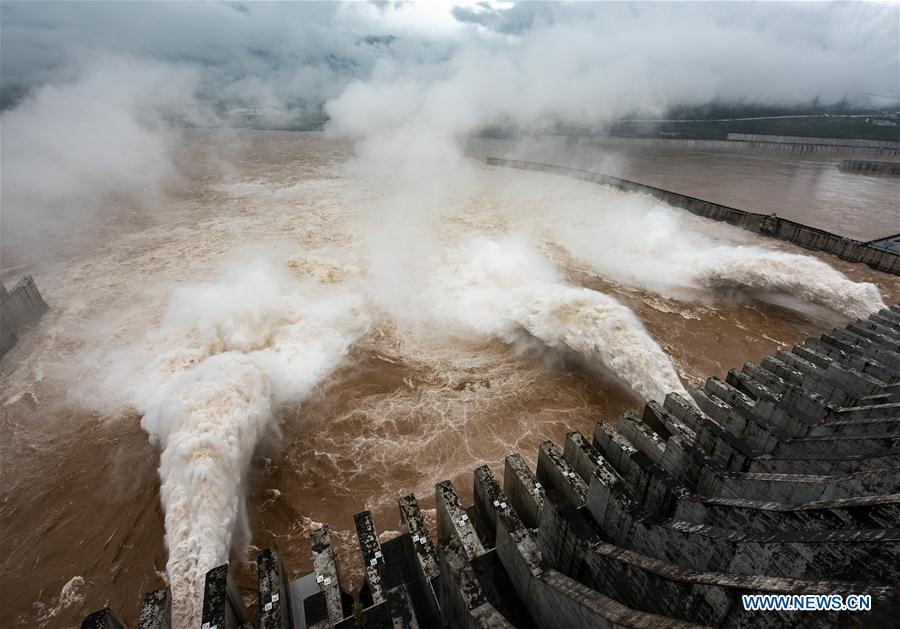 Đập Tam Hiệp xả lũ tháng 7.2020 trong mùa lũ sông Dương Tử. Ảnh: Tân Hoa Xã