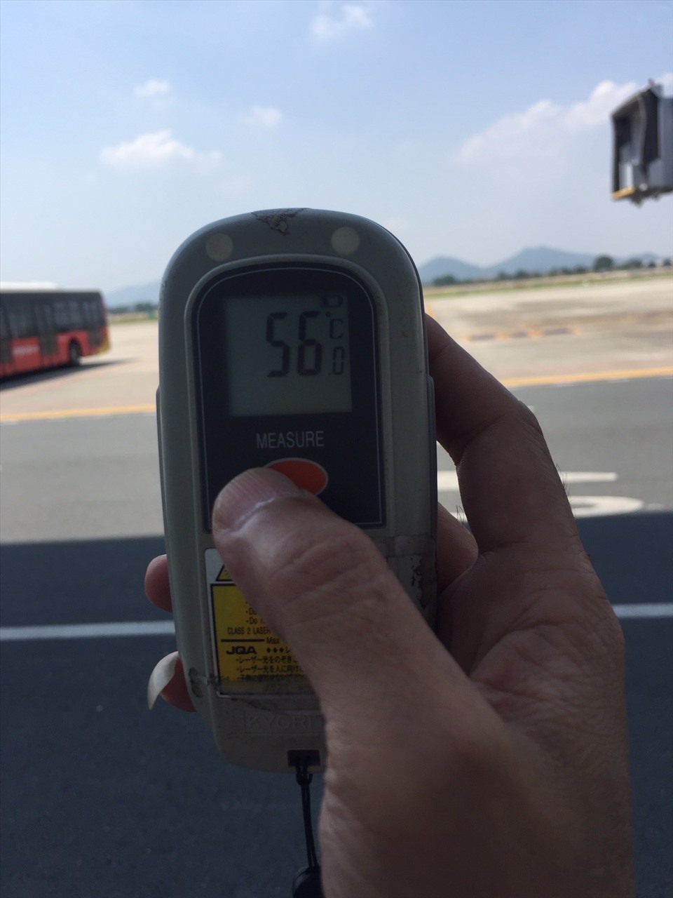 Nhiệt độ tại đường CHC Nội Bài ngay đợt nắng nóng đầu hè lên tới 56 độ C.