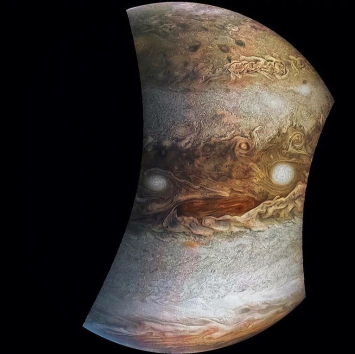 Bức ảnh sao Mộc này được nhà khoa học dân sự Jason Major đặt biệt danh là “Jovey McJupiterface” và nhanh chóng trở thành hiện tượng trên mạng xã hội. Trong ảnh sao Mộc đã được xoay để một số cơn bão tạo thành hình như mắt và miệng. Ảnh: NASA.
