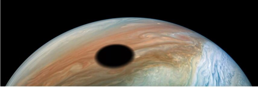 Bóng của mặt trăng Io trên sao Mộc. Ảnh: NASA
