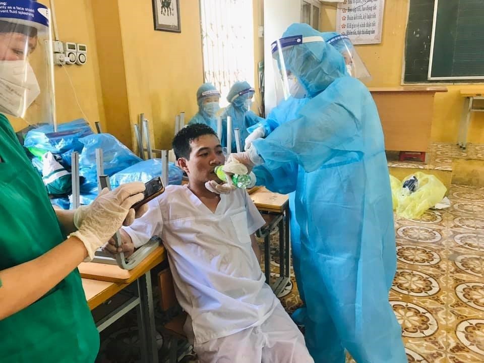 Bác sĩ Nguyễn Hồng Hải - Trung tâm Y tế huyện Quế Võ bị ngất sau khi lấy mẫy xét nghiệm cho người dân trên địa bàn huyện ngày 22.5, được đồng nghiệp chăm sóc. Ảnh: LDO