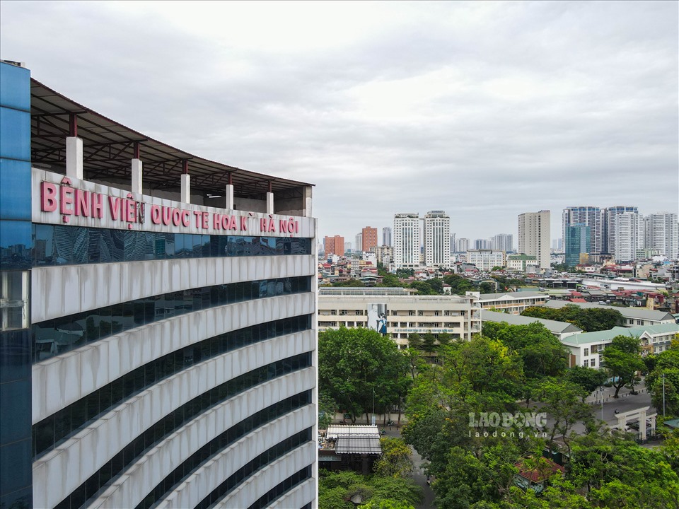 Năm 2001, UBND TP Hà Nội đã ra quyết định thu hồi 9.998 m2 đất tại phường Nghĩa Tân, phường Dịch Vọng, quận Cầu Giấy và cho phép bệnh viện thuê 8.540m2, quản lý 1.458m2 trong thời hạn 40 năm.