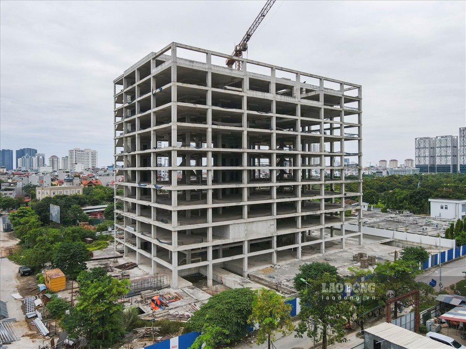 Đáng nói sau 4 năm, nơi đây vẫn chỉ là một khối bê tông thô kệch. Nguyên nhân là bởi trong quá trình xây dựng, người dân khu vực đã kịch liệt phản đối dự án này bởi nó được xây dựng trên khu đất vốn được quy hoạch là khu đầu mối kỹ thuật của khu đô thị.