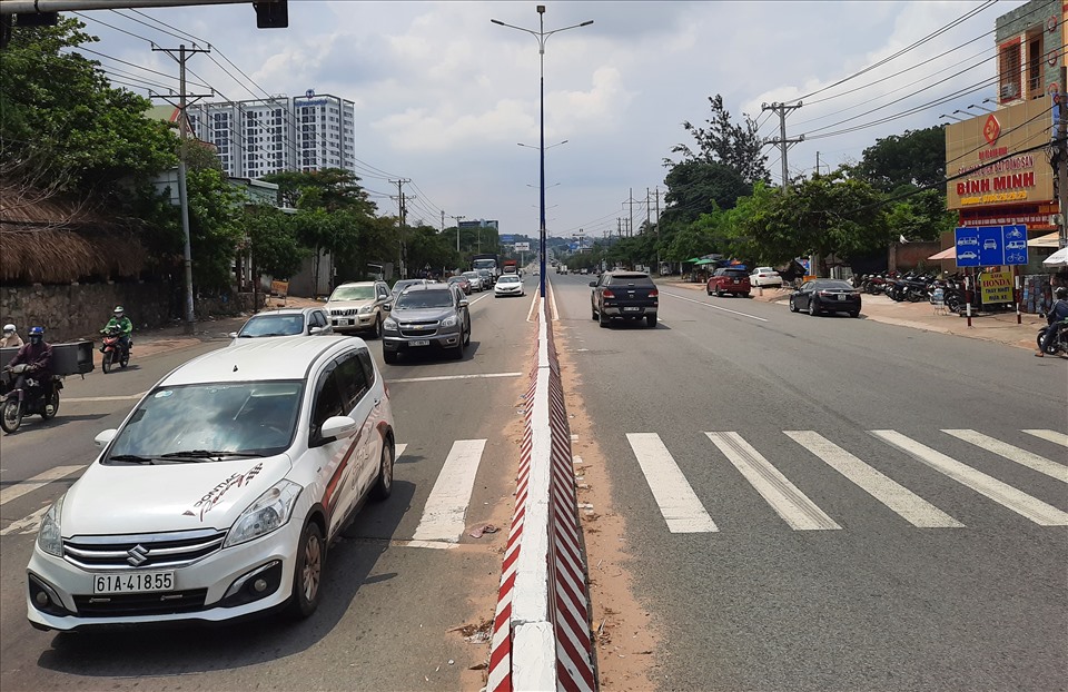 Còn đây là đường quốc lộ 13, hiện chỉ có 4 làn xe ô tô. Đoạn từ chỗ giao nhau với đường Lê Hồng Phong, thành phố Thủ Dầu Một về đến Quốc lô 1A đã trở nên qua tải, thường xuyên ùn ứ.