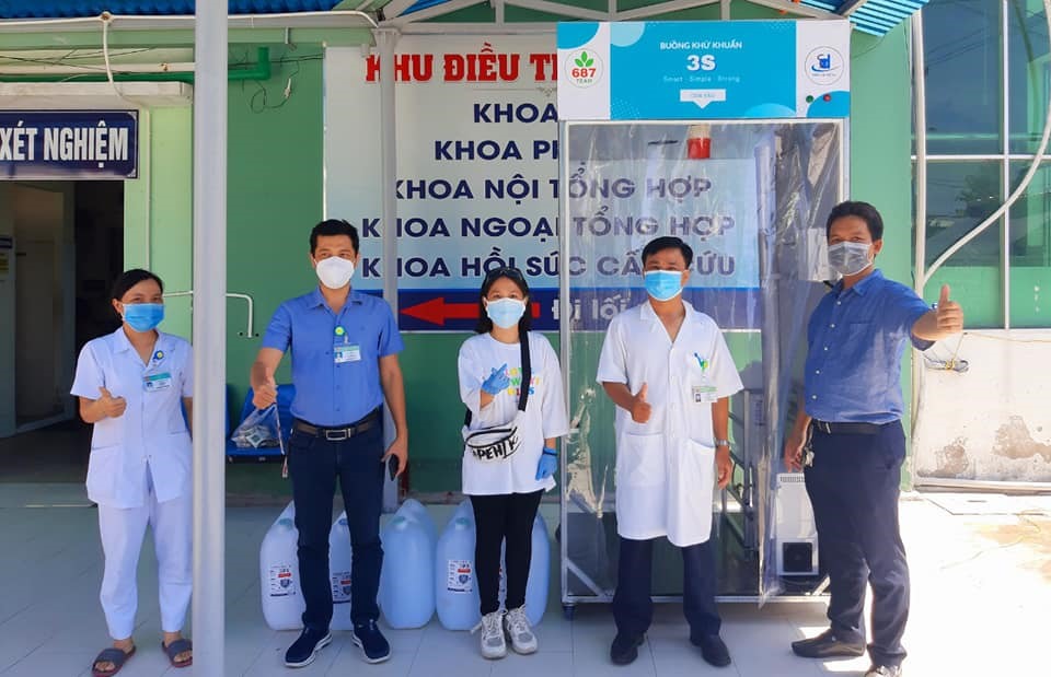Anh Đức tặng hàng ngàn lít nước sát khuẩn cho Bệnh viện quận Sơn Trà chống lại đại dịch COVID-19. Ảnh: Thu Cúc