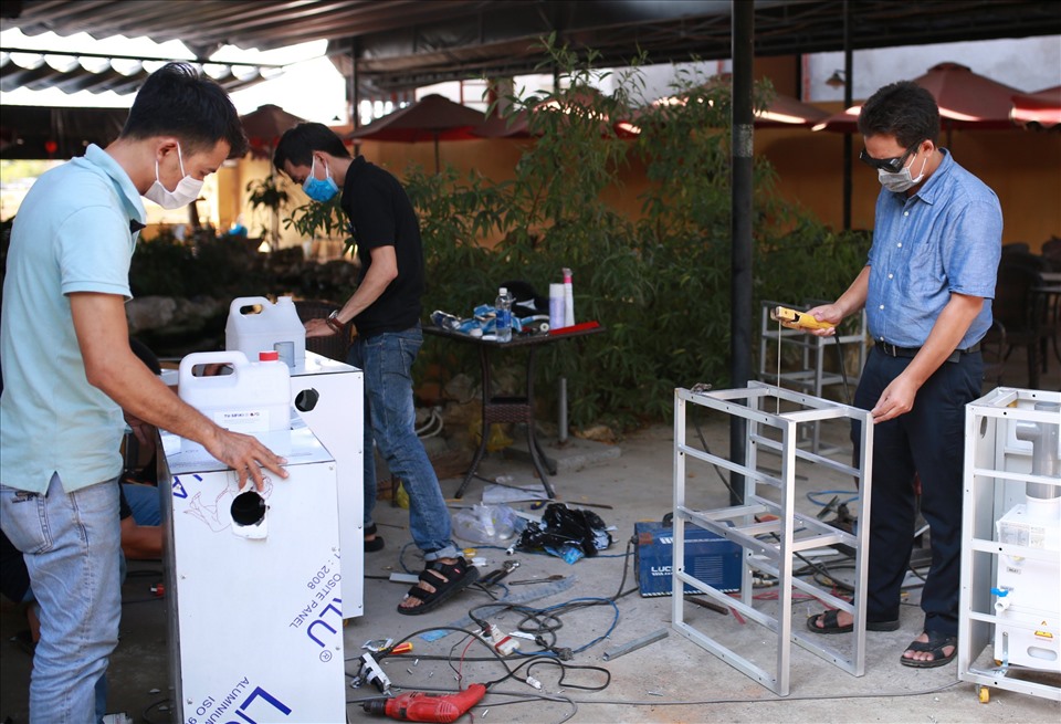 Các thành viên “dự án 687” đang  làm máy khử khuẩn di động tặng cho đội ngũ y bác sĩ tại tỉnh Bắc Giang. Ảnh: Thu Cúc