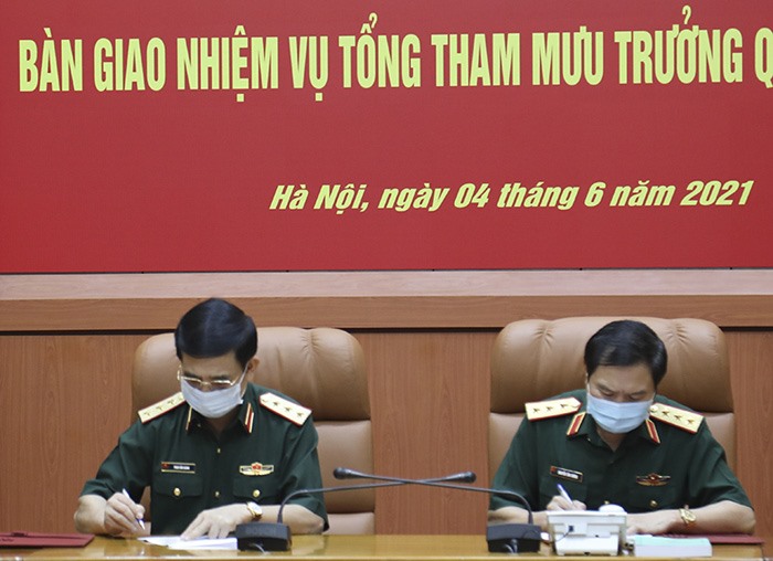 Thượng tướng Phan Văn Giang và Thượng tướng Nguyễn Tân Cương ký kết Biên bản Bàn giao. Ảnh: Nguyễn Bằng