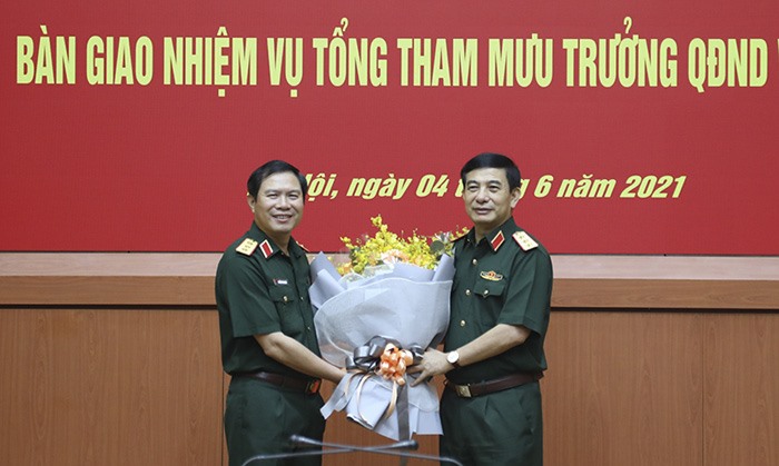 Thượng tướng Phan Văn Giang tặng hoa chúc mừng Thượng tướng Nguyễn Tân Cương. Ảnh: Nguyễn Bằng