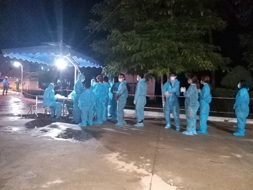 Những đêm trắng của đội ngũ y tế tại các khu cách ly tập trung của Khánh Hoà những ngày đón công dân về nước. Ảnh: Hoa Hội