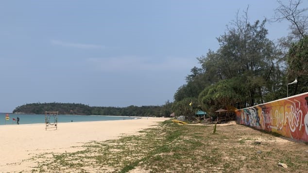 Bãi biển Kata của Phuket vắng vẻ vì hòn đảo đang chờ đợi sự trở lại của du khách quốc tế. Ảnh: Karla Cripps / CNN