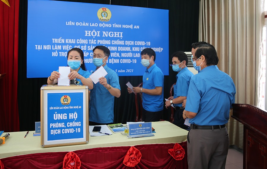 Cán bộ công đoàn chuyên trách LĐLĐ tỉnh Nghệ An ủng hộ phòng, chống dịch COVID-19. Ảnh: HH