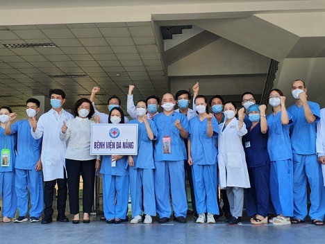Đoàn bác sĩ bệnh viện Đà Nẵng đi Bắc Giang cũng có không ít người cạo trọc. Ảnh BVĐN