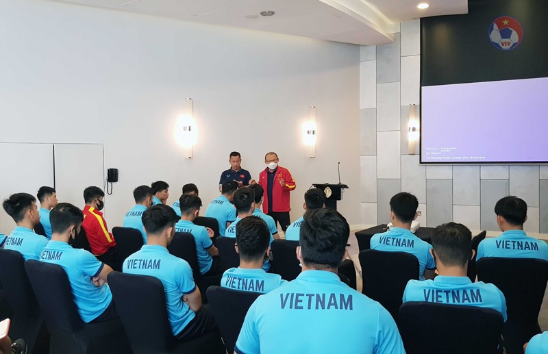 Huấn luyện viên Park Hang-seo nhắc nhở toàn đội tập trung tối đa cho trận đấu gặp Indonesia vào ngày 7.6 tới. Ảnh: VFF