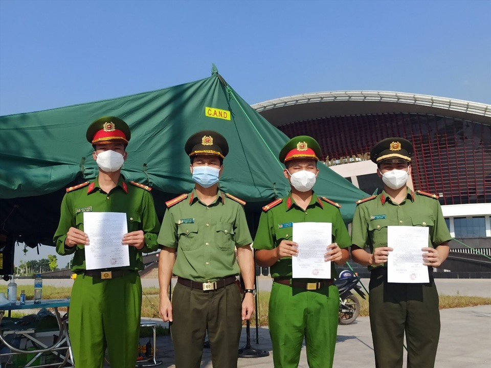 Công an thành phố Bắc Giang trao quyết định thăng hàm cho CBCS đang làm nhiệm vụ tại Bệnh viện dã chiến số 2 tỉnh Bắc Giang. Ảnh: Anh Minh.