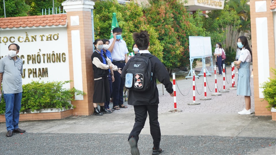 Nhiều học sinh do ôn bài muộn đến cổng trường lúc cận giờ đi, không giấu khỏi lo sợ các em tốc chạy vào cổng trường.