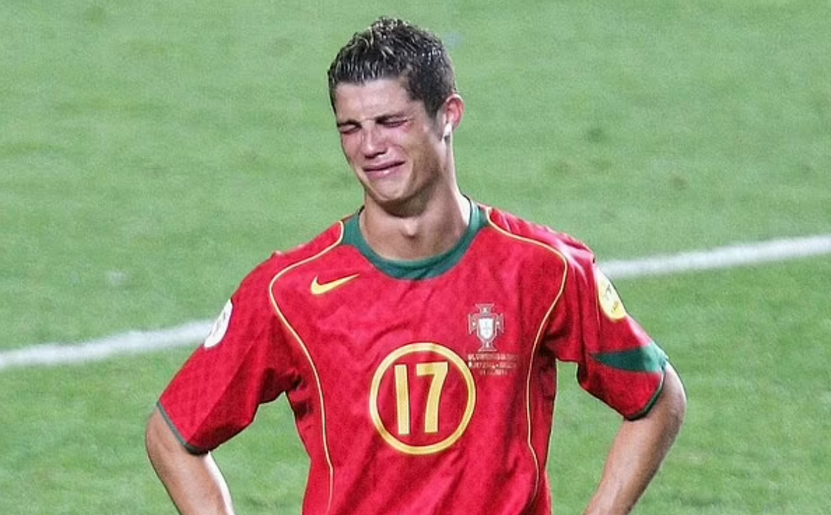 Ronaldo sau trận thua ở chung kết EURO 2004. Ảnh: AFP.