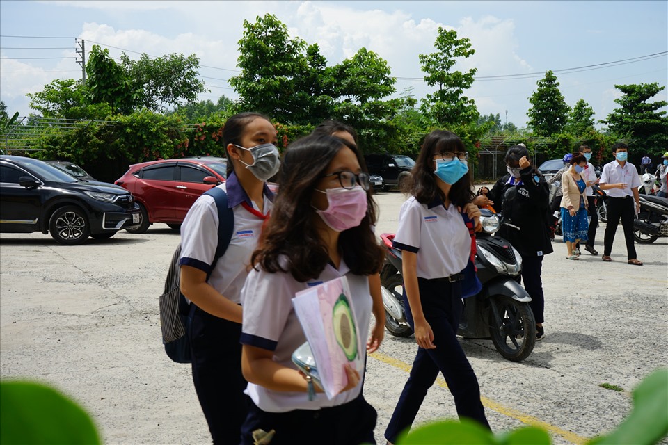 Ngoài ra, cũng có nhiều bạn đi trễ và phải hối hả chạy vào phòng thi để kịp giờ làm bài...