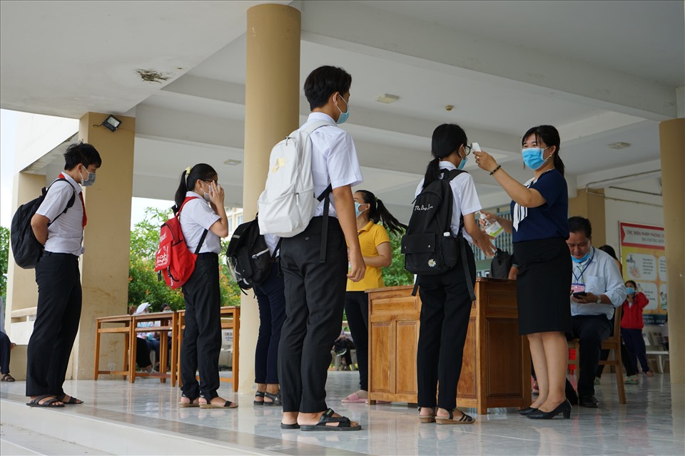 Thí sinh bắt buộc phải đeo khẩu trang, sát khuẩn và đo nhiệt độ mới được phép cho vào phòng thi. Trước khi vào thi, thí sinh dò lại danh sách phòng thi, môn thi cho chính xác.