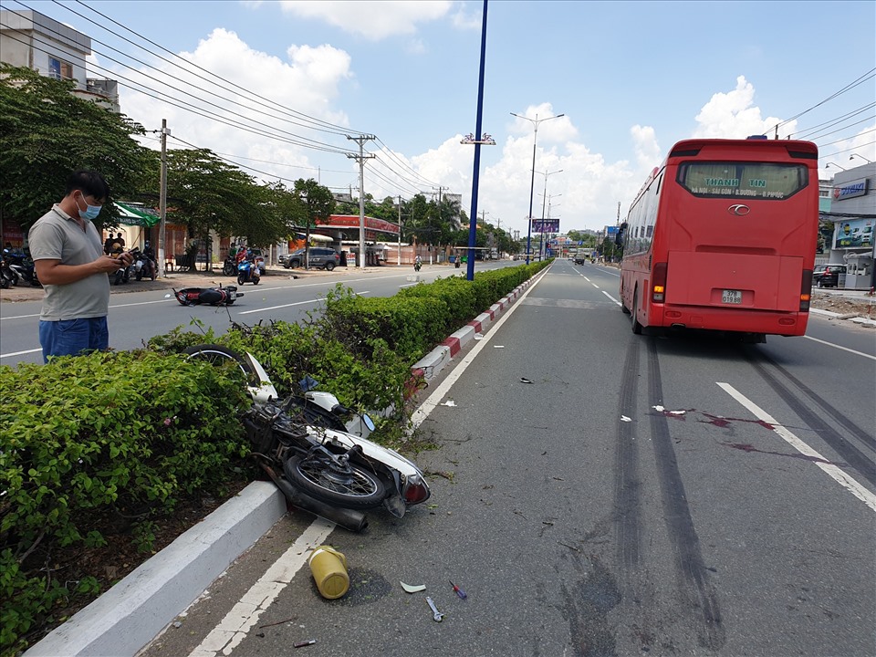 Hiện trường vụ tai nạn liên hoàn giữa 2 xe máy và xe khách khiến 1 người chết. Ảnh: Đình Trọng