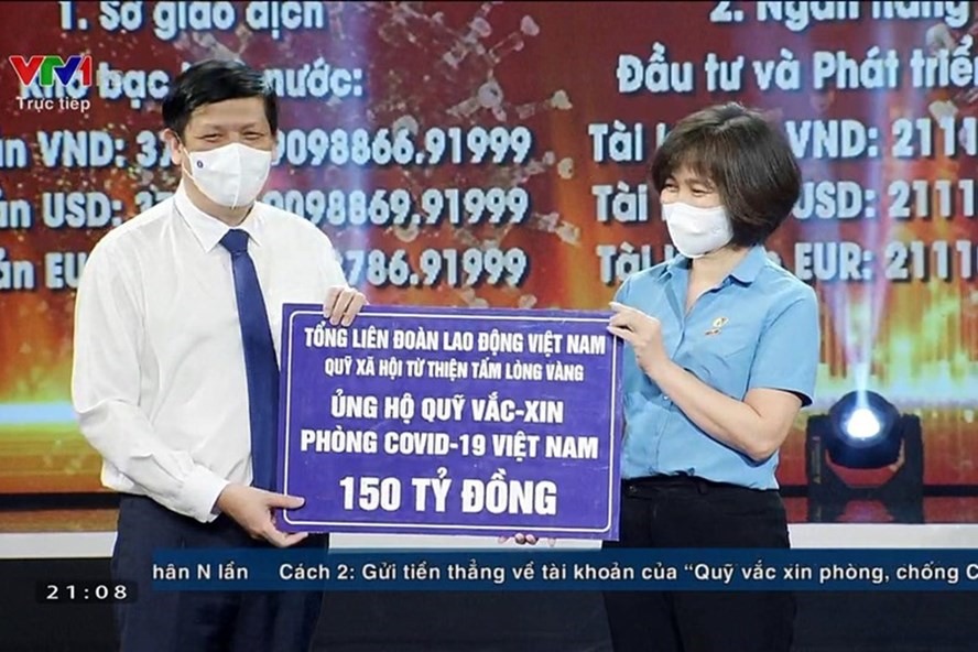 Đại diện Quỹ Tấm lòng vàng Lao Động trao 150 tỉ ủng hộ Quỹ vaccine phòng COVID-19 Việt Nam. Ảnh VTV
