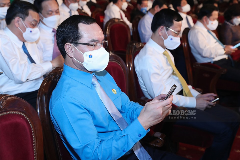 Chủ tịch Tổng liên đoàn Lao động Việt Nam Nguyễn Đình Khang nhắn tin ủng hộ cho Quỹ vaccine phòng chống COVID-19 của Chính phủ thông qua cổng 1400.