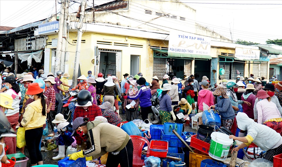 Sáng 6.6, hàng nghìn người dân, tiểu thương và ngư dân tấp nập mua bán hải sản tại cảng cá Đông Hải thuộc phường Đông Hải, TP Phan Rang - Tháp Chàm.