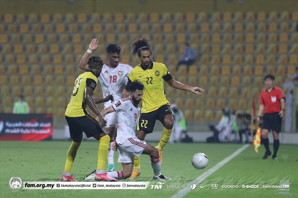 Hậu vệ Corbin-Ong (số 22) của tuyển Malaysia mắc nhiều sai sót ở trận thua UAE. Ông Lim cho rằng anh cần chơi cẩn trọng hơn trước tuyển Việt Nam. Ảnh: LĐBĐ Malaysia.