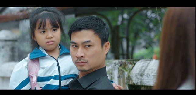 Duy Hưng vào vai nhân vật Đồng, ông bố “gà trống nuôi con” có tính tình ít nói, cục súc. Ảnh: CMH