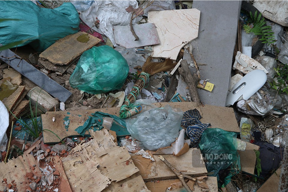 Rác thải vứt ngổn ngang, chất đống công trình gây ô nhiễm môi trường và ảnh hưởng đến những người dân xung quanh.