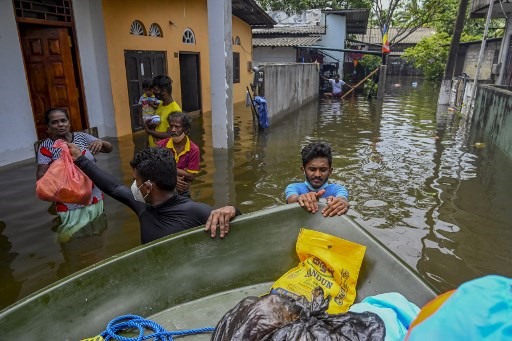 Quân đội Sri Lanka phân phát thực phẩm cho nạn nhân lũ lụt. Ảnh: AFP