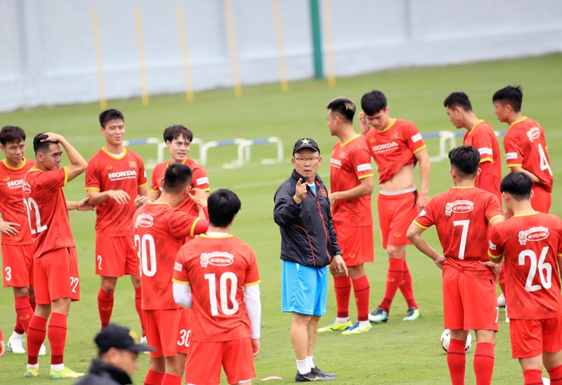 Huấn luyện viên Park Hang-seo sẽ loại 6 cầu thủ trước trận đội tuyển Việt Nam và Indonesia. Ảnh: VFF
