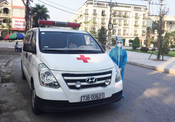 Anh Trí và chiếc xe cứu thương đi mượn của công ty đã vượt gần 600 từ Quảng Bình đến Bắc Giang. Ảnh: NVCC.
