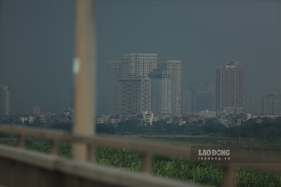 Trước trận mưa lớn, bầu trời Hà Nội chuyển sang mây đen như mực. Càng về phía trung tâm TP Hà Nội, trời càng mỗi lúc một tối hơn.