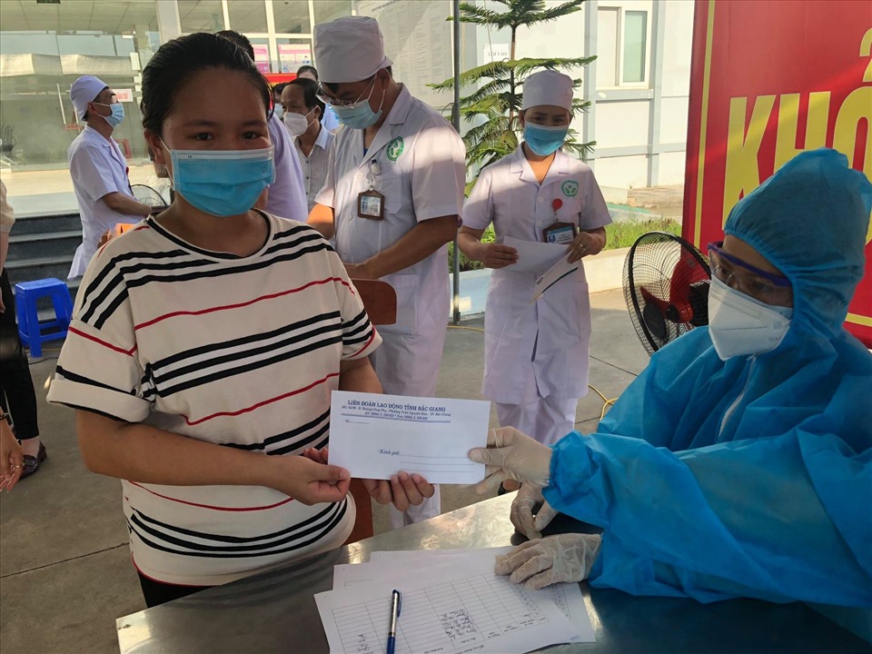Ngày 31.4, cán bộ công đoàn tỉnh Bắc Giang trực tiếp trao hỗ trợ 2 triệu đồng cho công nhân điều trị khỏi COVID-19. Ảnh: CĐBG