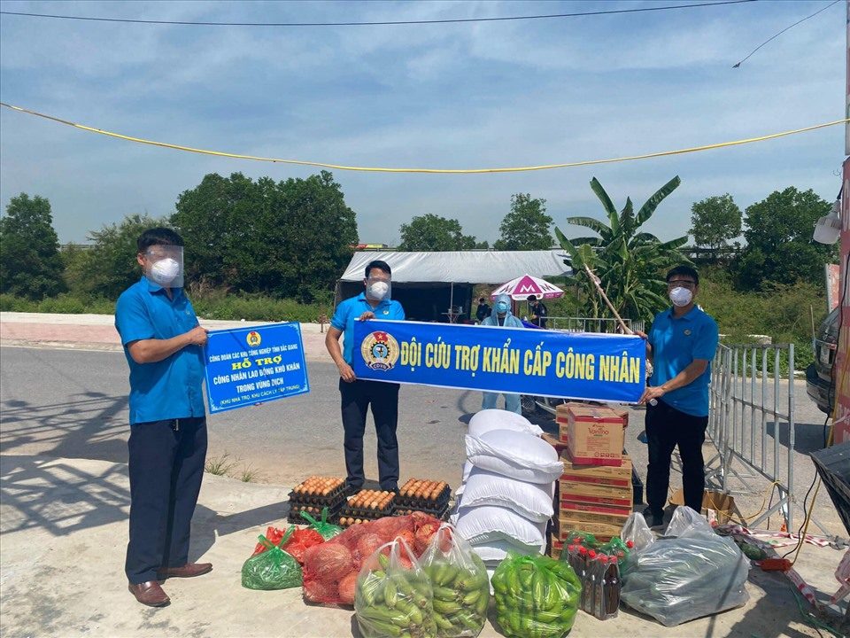 LĐLĐ tỉnh Bắc Giang tổ chức nhiều “Siêu thị 0 đồng” để hỗ trợ người lao động trong khu cách ly. Ảnh: CĐBG