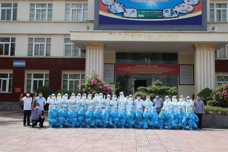 Gần 40 tình nguyện viên Trường Cao đẳng Y tế Hà Tĩnh ra quân tăng cường về điểm nóng hỗ trợ chống dịch. Ảnh: TT.